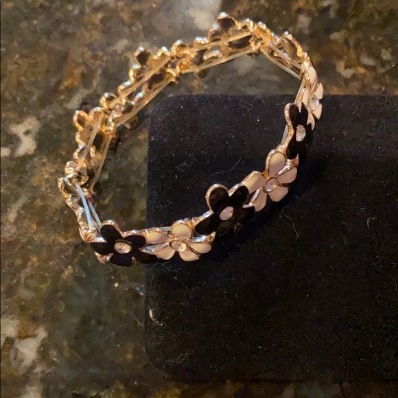 Black and White Flower Stretch Bracelet - Picture 2 of 6